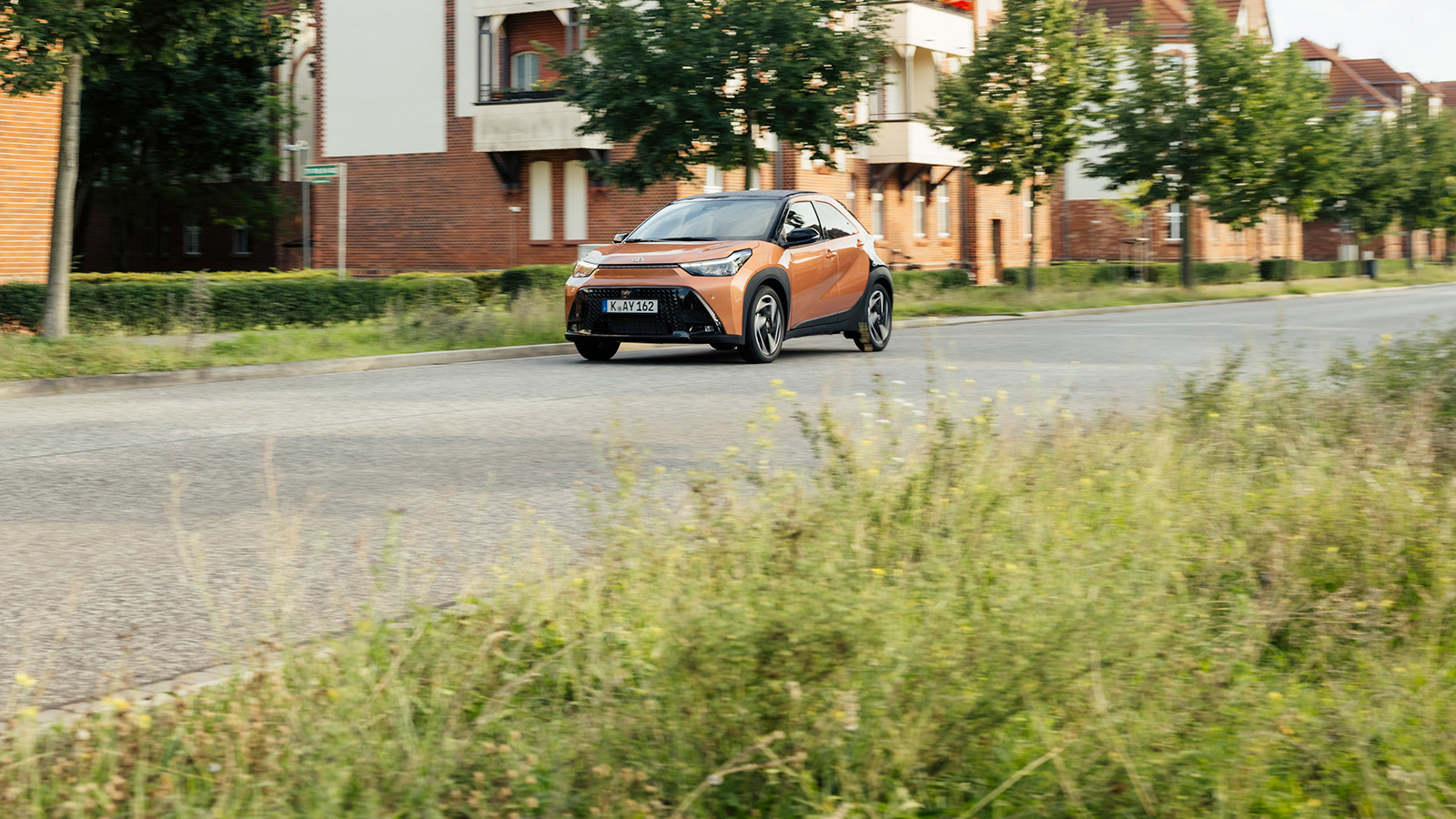 2026_aygo_x_high_grade_hybrid_cinnamon_dynamic_0003-1600x900.jpg