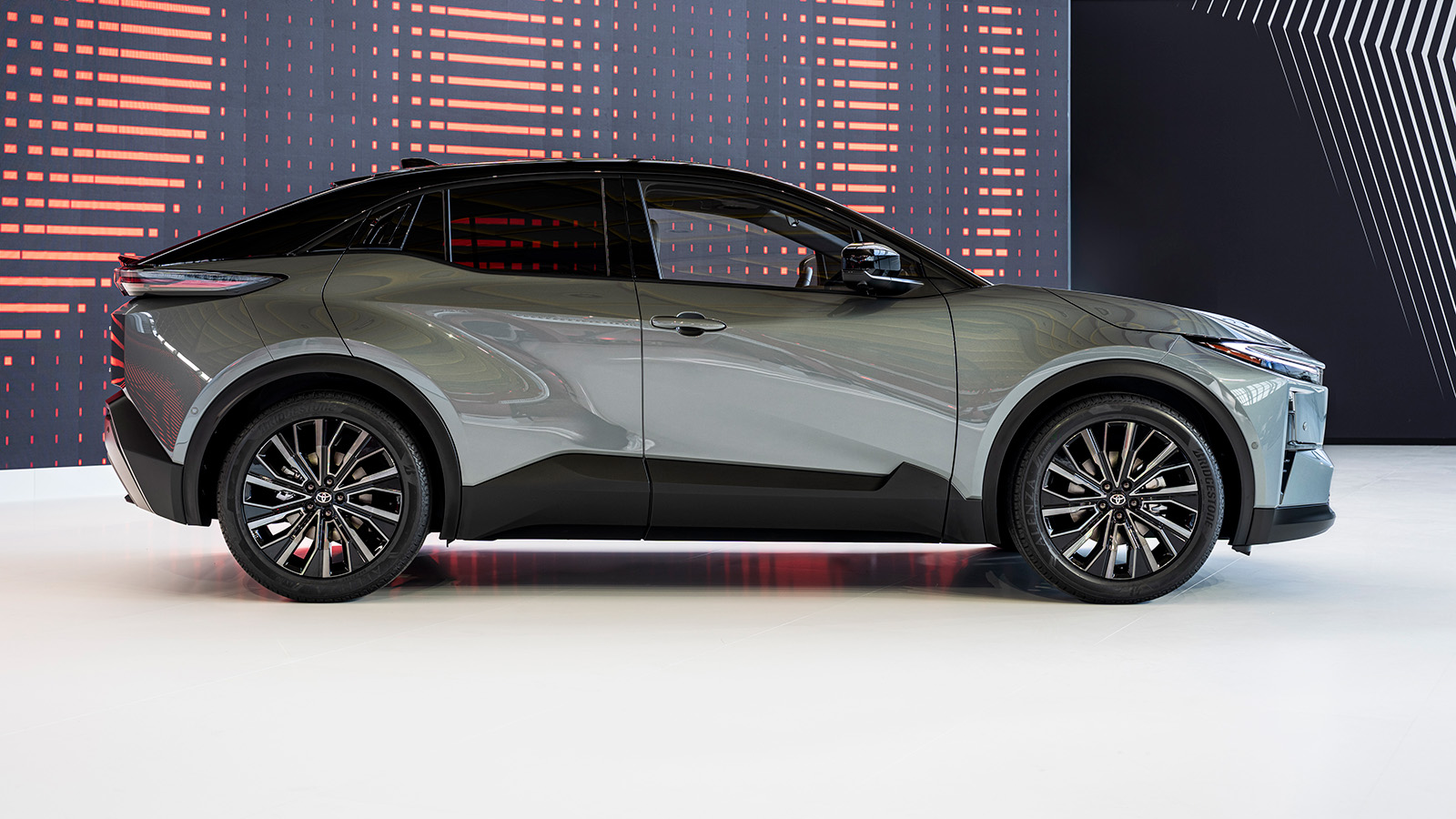 2025_toyota_c-hr_plus_awd_004-1600x900.jpg