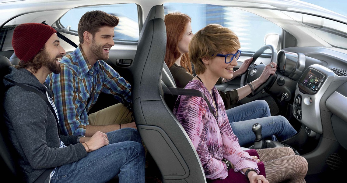 Toyota Aygo 2014 Interioer Mennesker 1140X600