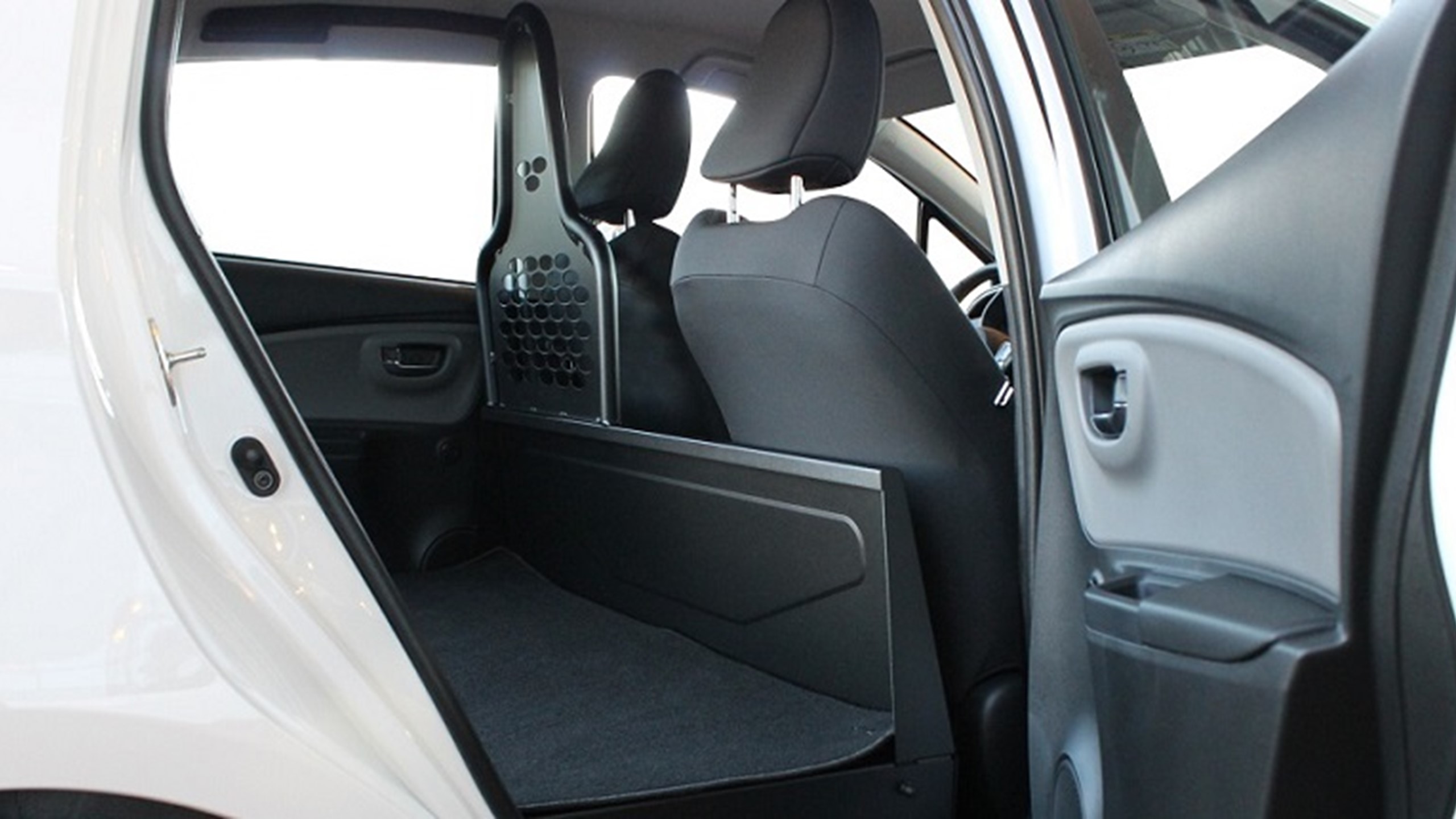 Yaris Van 2014 Side Hvid 2 Fritlagt 848X430