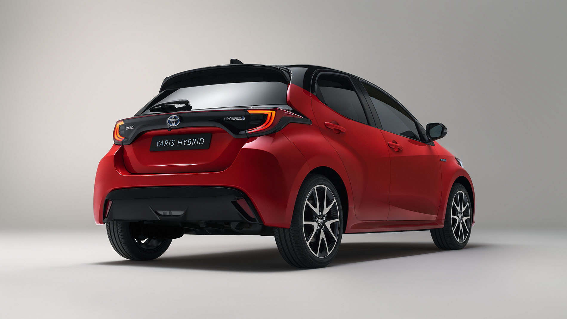 2020 Yaris Hybrid Modelbillede Bag Lys 1900X1069