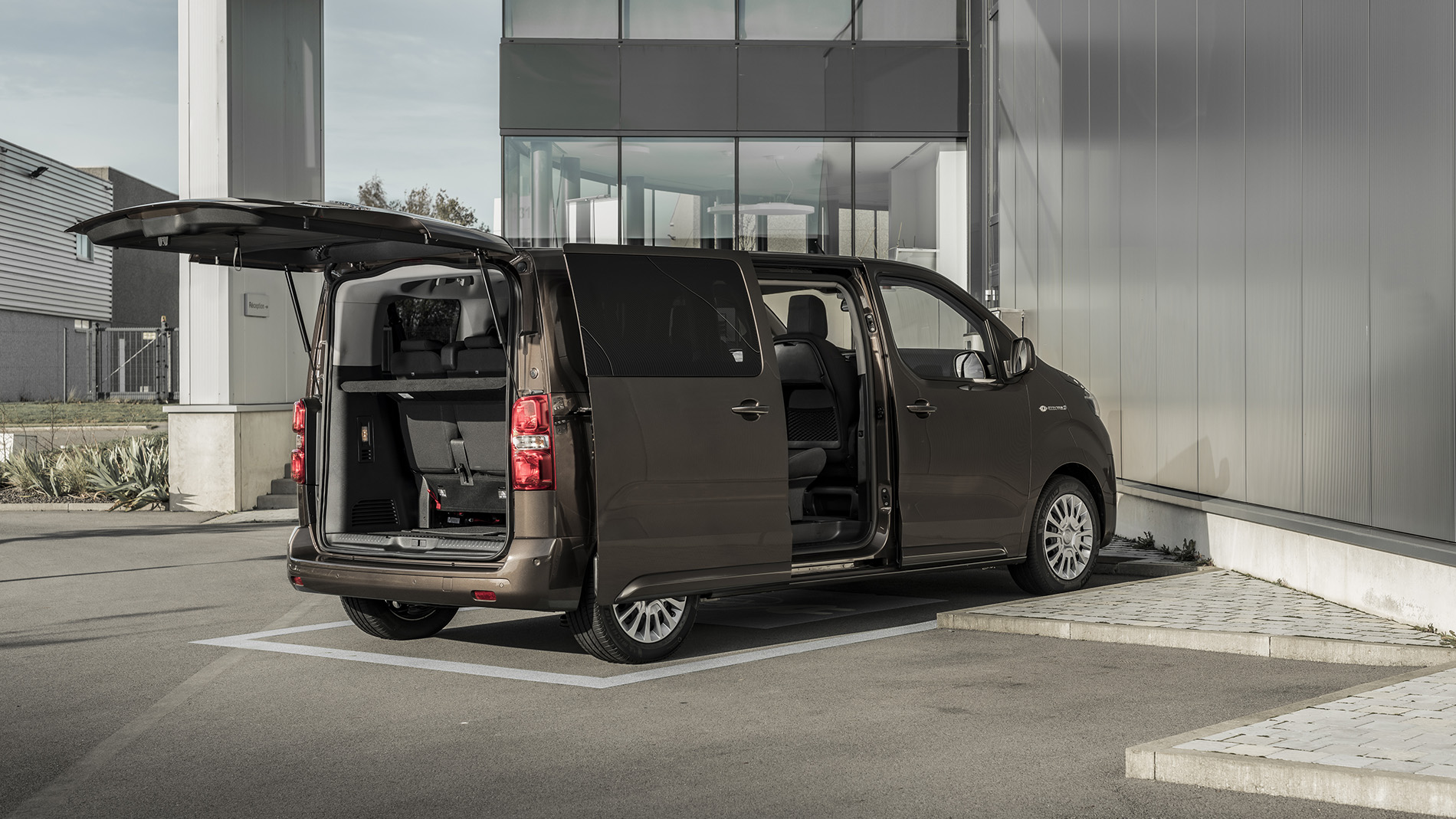 Proace Verso Electric Aaben Doere 1900X1069