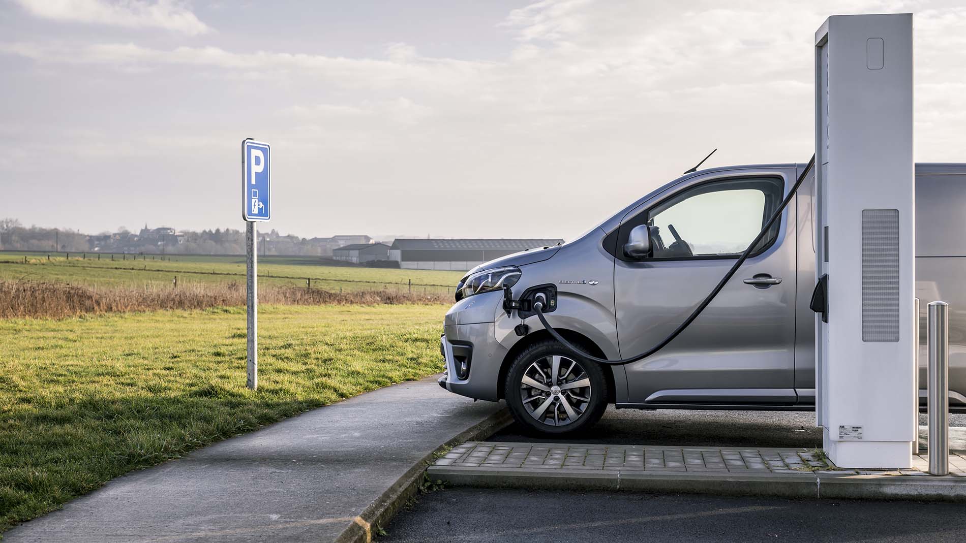 Toyota Proace Electric Side Ladestander 1900X1069